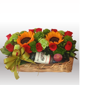 Canasta Marisol rosas, girosoles y botella de vino