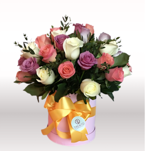 Caja con 50 rosas y follajes