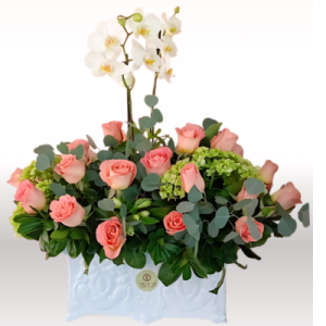 Orquídea doble vara con rosas rosas y follajes Adamaris