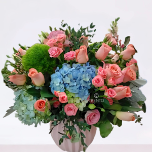 Arreglo Cloe Rosas, mini rosas con flores mixtas