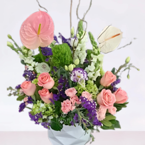 Arreglo Julieta rosas, aturios con flores mixtas