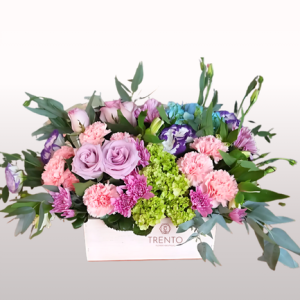 Caja Mamá Santa Rosas lila con flores mixtas