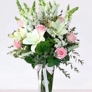 Jarrón Lea rosas, lilis con flores mixtas