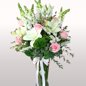 Jarrón Mamá heroína rosas, lilis con flores mixtas